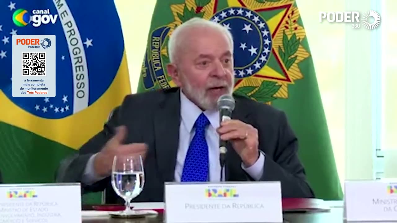 Lula falando ao microfone em reunião